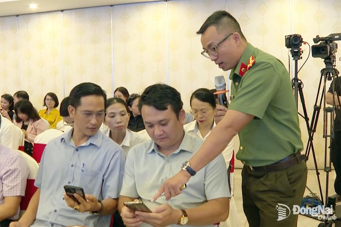 Báo cáo viên Công an thành phố Đồng Nai hướng dẫn đại biểu cách nhận diện hành vi, thủ đoạn lừa đảo trên không gian mạng. Ảnh: Văn Đoàn