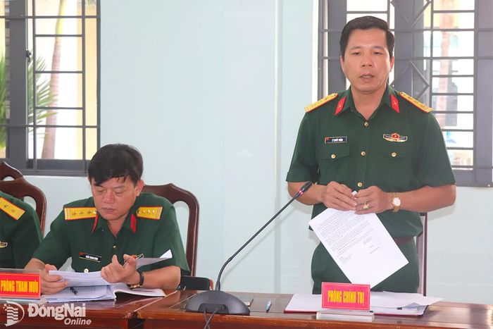 Đại diện Bộ Chỉ huy Quân sự thành phố Đồng Nai báo cáo kết quả thực hiện công tác phổ biến, giáo dục pháp luật thời gian qua. Ảnh: An Nhơn