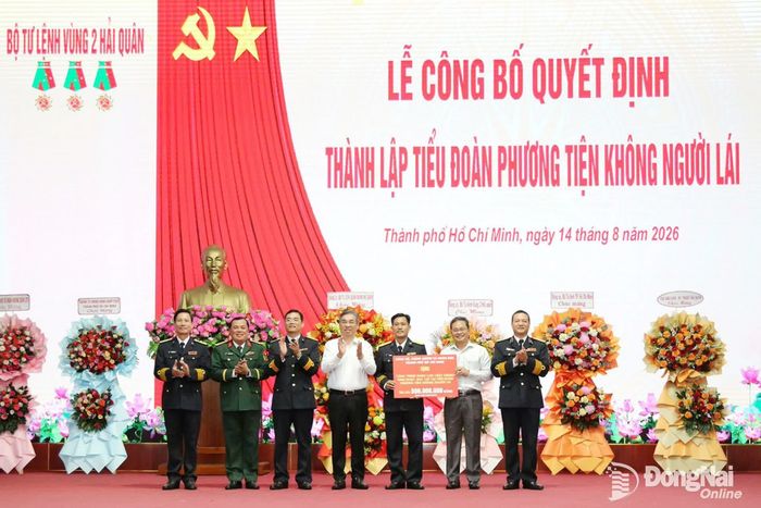 Lãnh đạo Thành phố Hồ Chí Minh tặng bảng tượng trưng và trao quà cho đơn vị. Ảnh: Nguyệt Hà
