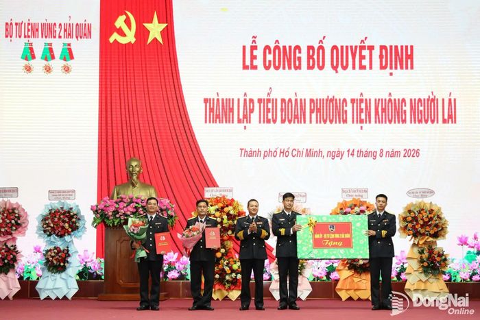 Chuẩn đô đốc Nguyễn Văn Quán, Phó Bí thư Đảng ủy, Tư lệnh Vùng 2 Hải quân trao quyết định thành lập Đảng bộ cơ sở tiểu đoàn thuộc Đảng bộ Vùng 2 Hải quân. Ảnh: Nguyệt Hà