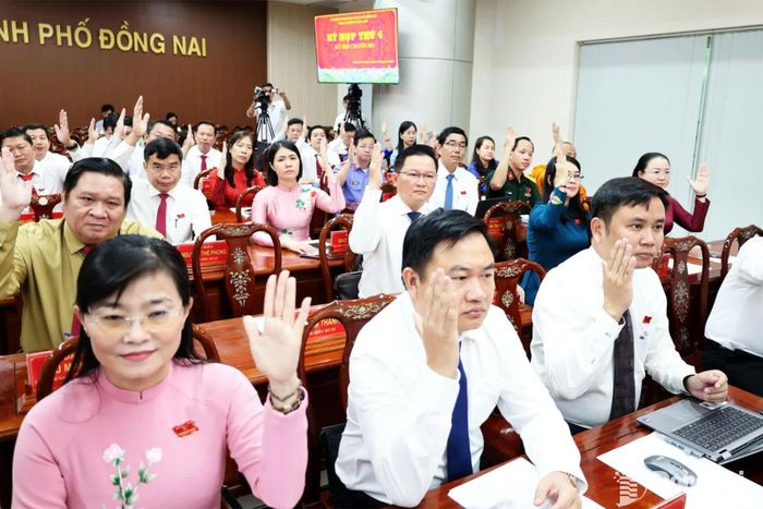 Các đại biểu biểu quyết thông qua nghị quyết tại kỳ họp. Ảnh: Hồ Thảo