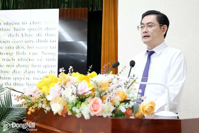 Phó Giám đốc Sở Nông nghiệp và Môi trường Trần Trọng Toàn thông qua dự thảo nghị quyết tại kỳ họp. Ảnh: Hồ Thảo