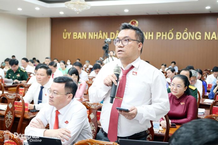 Đại biểu HĐND thành phố phát biểu thảo luận tại kỳ họp. Ảnh: Hồ Thảo