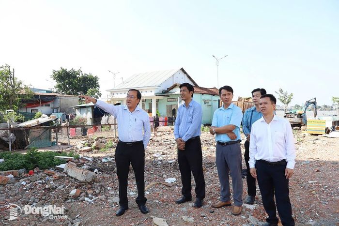 Chủ tịch UBND phường Trấn Biên Nguyễn Duy Tân chỉ đạo công tác thi công tại Dự án Đường Nguyễn Bỉnh Khiêm nối dài.