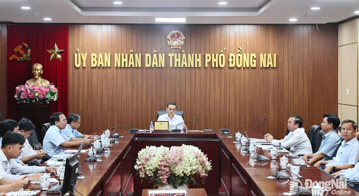 Ủy viên Ban Thường vụ Thành ủy, Phó Chủ tịch UBND thành phố Đồng Nai Lê Trường Sơn cùng các đại biểu dự hội nghị. Ảnh: Công Nghĩa
