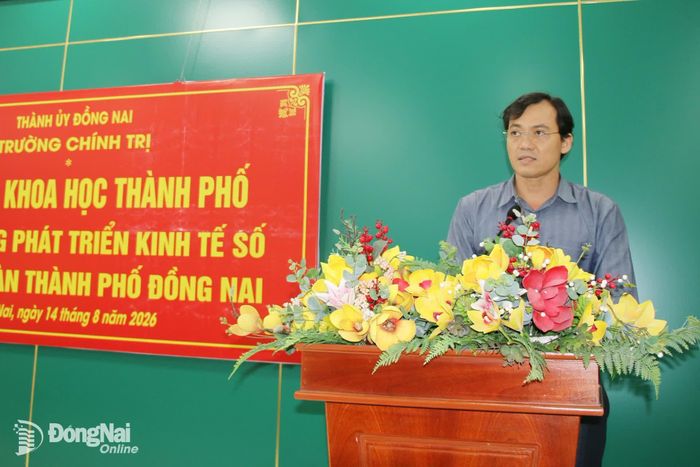 Chi cục trưởng Chi cục Phát triển nông thôn (Sở Nông nghiệp và Môi trường thành phố Đồng Nai) Châu Thanh An trình bày tham luận tại hội thảo. Ảnh: Hải Quân
