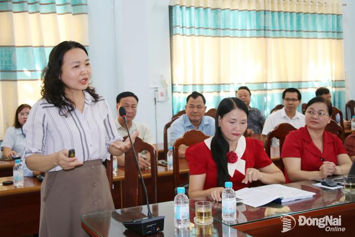 ThS Nguyễn Thị Huyền (Ban Hệ thống Tài khoản quốc gia, Cục Thống kê, Bộ Tài chính) trình bày nội dung về dự báo xu hướng phát triển kinh tế số và một số giải pháp phát triển kinh tế số ở thành phố Đồng Nai. Ảnh: Hải Quân