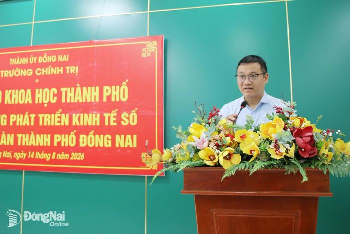 PGS.TS Phùng Thế Đông, chuyên gia kinh tế (Bộ Tài chính) trình bày tham luận tại hội thảo. Ảnh: Hải Quân