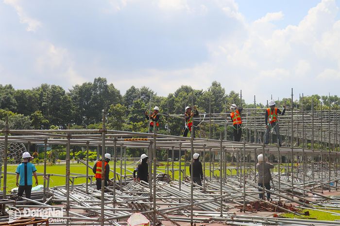 Đơn vị thi công đang đẩy nhanh tiến độ hoàn thành các hạng mục tại khu vực sân khấu ngoài trời. Ảnh: An Nhơn