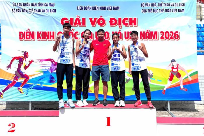 Huấn luyện viên Nguyễn Ngọc Quang cùng với các vận động viên thành phố Đồng Nai đoạt huy chương vàng nội dung tiếp sức 4x800m hỗn hợp nam nữ lứa tuổi U.20. Ảnh: ĐVCC