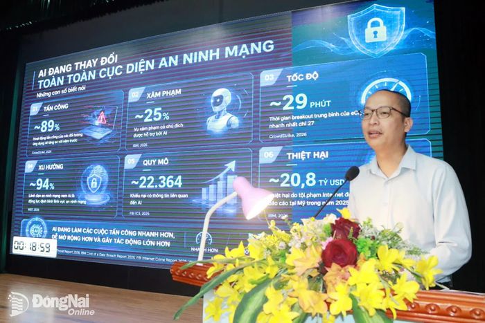 Trung tá, TS Nguyễn Thế Hùng, Trưởng phòng Phát triển phần mềm, Viện Nghiên cứu 486, Bộ Tư lệnh 86 báo cáo tại hội thảo.