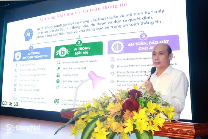 Đại tá, PGS.TS. Lương Thế Dũng, Phó Giám đốc Học viện Kỹ thuật mật mã báo cáo tại hội thảo.