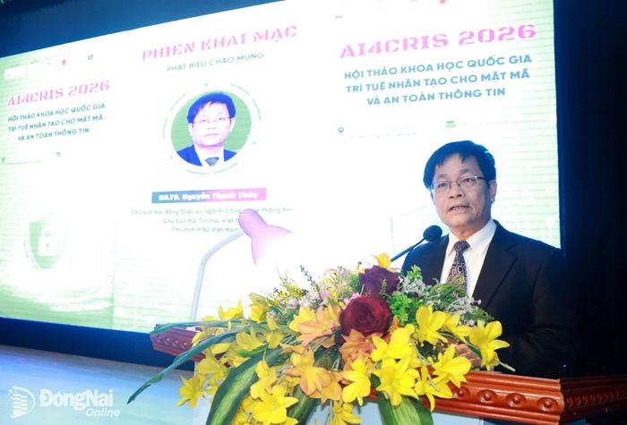 GS.TS. Nguyễn Thanh Thủy, Chủ tịch Hội đồng Giáo sư ngành công nghệ thông tin, Chủ tịch Hội Tin học Việt Nam, Chủ tịch FISU Việt Nam phát biểu chào mừng hội thảo.
