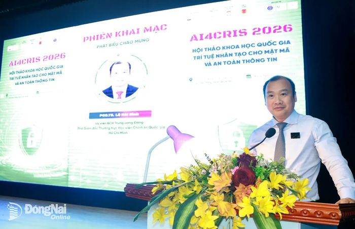PGS.TS. Lê Hải Bình, Ủy viên Trung ương Đảng, Phó Giám đốc Thường trực Học viện Chính trị quốc gia Hồ Chí Minh phát biểu tại hội thảo.