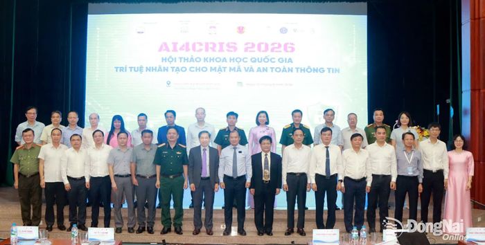 Các đại biểu tham dự hội thảo chụp ảnh lưu niệm.