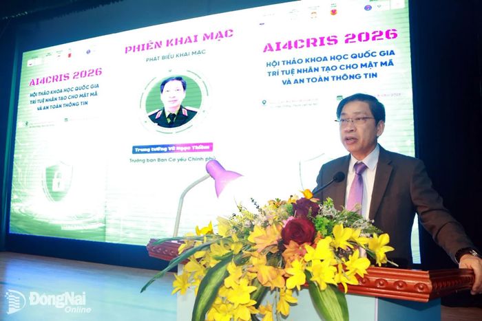 Trung tướng Vũ Ngọc Thiềm, Trưởng ban Cơ yếu Chính phủ phát biểu khai mạc hội thảo.