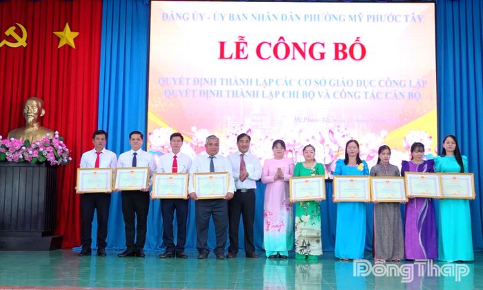 Đồng chí Phạm Thanh Mộng, Chủ tịch UBND phường và đồng chí Võ Duy Hậu, Phó Chủ tịch UBND phường trao Giấy khen và hoa cho các cán bộ quản lý các trường đạt thành tích tiêu biểu trong công tác giáo dục và đào tạo.