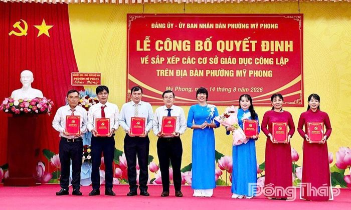 Đồng chí Lê Thị Bé Phượng trao Quyết định cán bộ quản lý Trường Tiểu học và THCS Lê Văn Nghề.