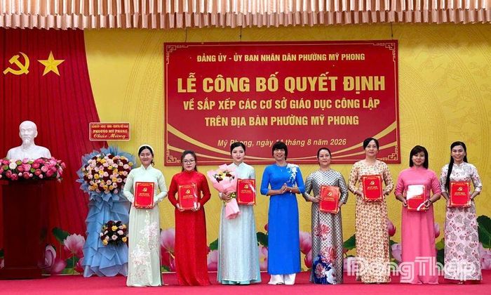 Đồng chí Lê Thị Bé Phượng trao Quyết định cán bộ quản lý Trường Mầm non Mỹ Phong.