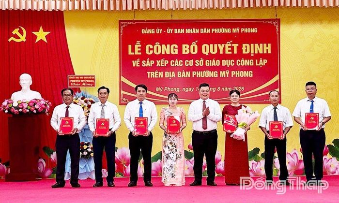 Đồng chí Trần Minh Thuận trao Quyết định cán bộ quản lý Trường Tiểu học Mỹ Phong.