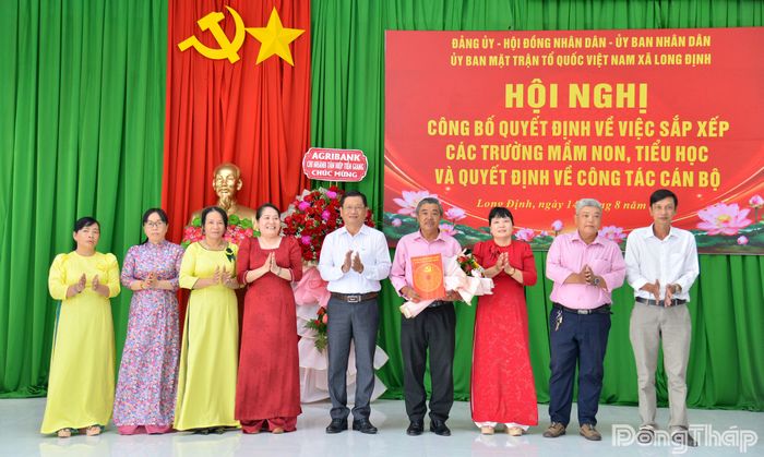 Đồng chí Lê Văn Phú, Bí thư Đảng ủy, Chủ tịch HĐND xã Long Định, trao Quyết định thành lập Đảng bộ cơ sở Trường Tiểu học Long Định và Quyết định chỉ định Ban Chấp hành và Ủy ban Kiểm tra Đảng bộ trường.