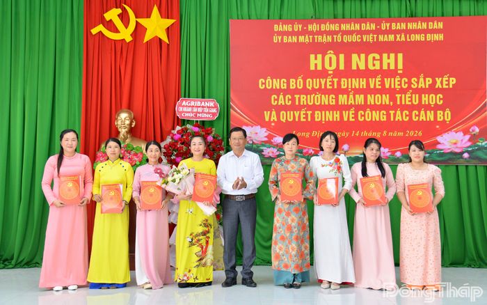 Đồng chí Lê Văn Phú, Bí thư Đảng ủy, Chủ tịch HĐND xã Long Định, trao Quyết định thành lập Đảng bộ cơ sở Trường Mầm non Long Định và Quyết định chỉ định Ban Chấp hành và Ủy ban Kiểm tra Đảng bộ trường.
