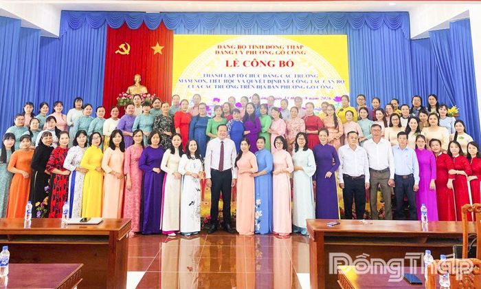 Các đại biểu tham dự lễ chụp ảnh lưu niệm.