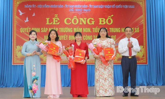 Lãnh đạo xã Chợ Gạo trao Quyết định thành lập Trường Mầm non Chợ Gạo, Trường Tiểu học Chợ Gạo và Trường THCS Chợ Gạo.