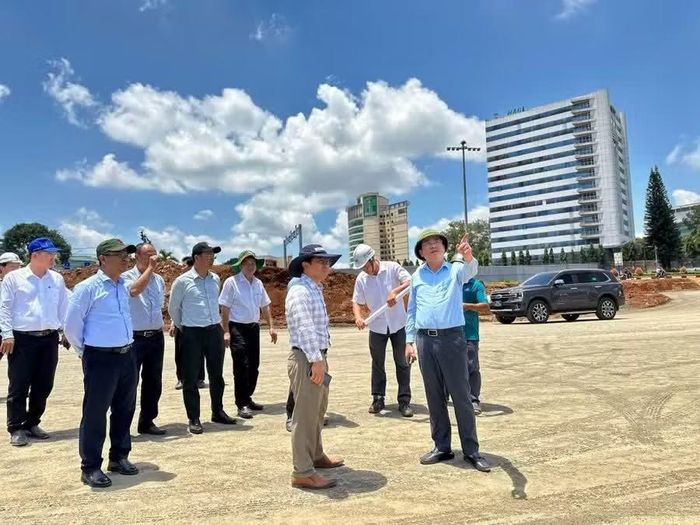  Chủ tịch UBND tỉnh Gia Lai Phạm Anh Tuấn (hàng đầu, bên phải) kiểm tra Dự án cải tạo nút giao thông Phù Đổng. Ảnh: H.D 