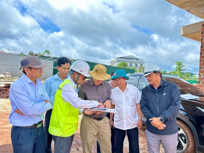 Đoàn khảo sát tình hình đầu tư xây dựng trường nội trú liên cấp tại xã Ia Dom. Ảnh: Hà Duy 