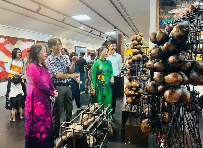  Tác phẩm “Nở trong cấu trúc” của nhà điêu khắc Lê Trọng Nghĩa. Ảnh: P.L 