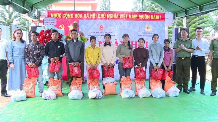 Đai diện Công an tỉnh và các đơn vị tặng quà cho các hộ dân. Ảnh: Minh Hoàng
