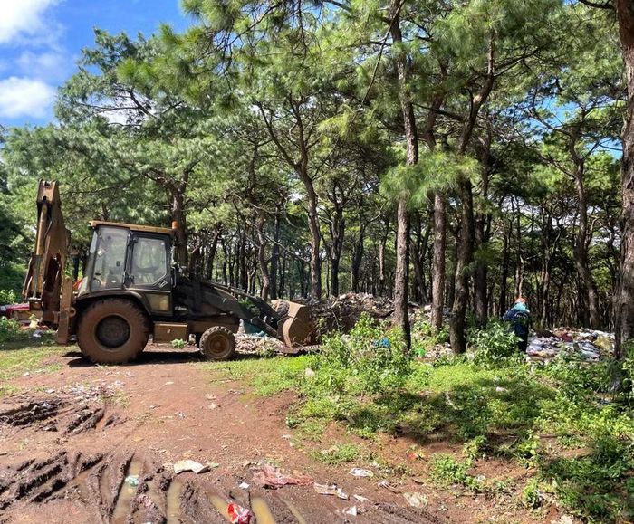 Xe xúc được huy động thu gom rác tại một điểm rác phát sinh trên đường Trường Sa - khu vực rừng thông. Ảnh: Lam Nguyên