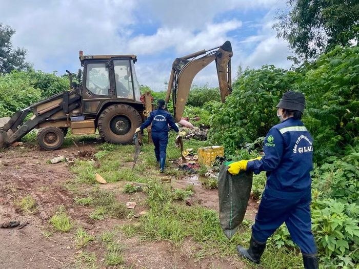 Nhân lực được huy động cùng phương tiện cơ giới để thu gom tại các điểm rác phát sinh. Ảnh: Lam Nguyên