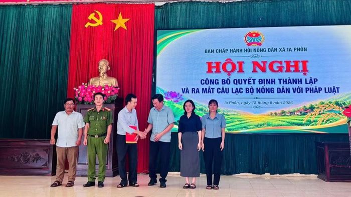 Ban Chủ nhiệm Câu lạc bộ “Nông dân với pháp luật” ra mắt. Ảnh: C.H