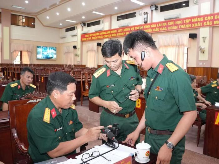  Ban Giám khảo trực tiếp xem xét, kiểm tra các sáng kiến, cải tiến kỹ thuật tham gia hội thi. Ảnh: Phương Huyền 