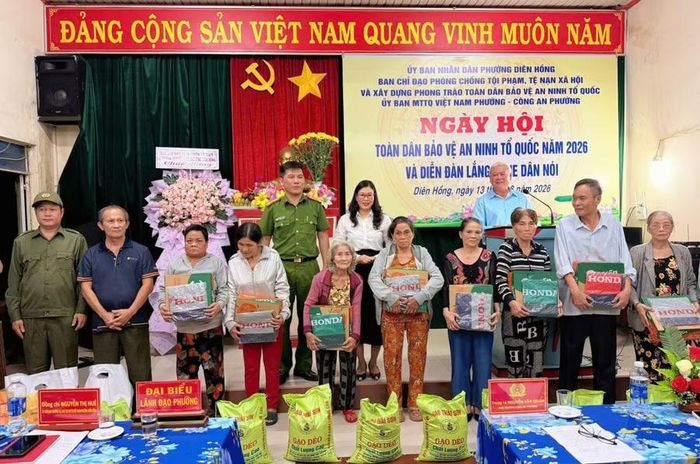  Công an phường Diên Hồng và Ủy ban MTTQ Việt Nam phường trao phần quà cho các hộ có hoàn cảnh khó khăn. Ảnh: Bá Bính 