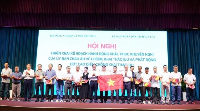  Bộ Nông nghiệp và Môi trường tặng cờ Tổ quốc và quà cho 20 ngư dân tiêu biểu trong tham gia chống khai thác IUU trên địa bàn tỉnh Gia Lai. Ảnh: Ngọc Tú 