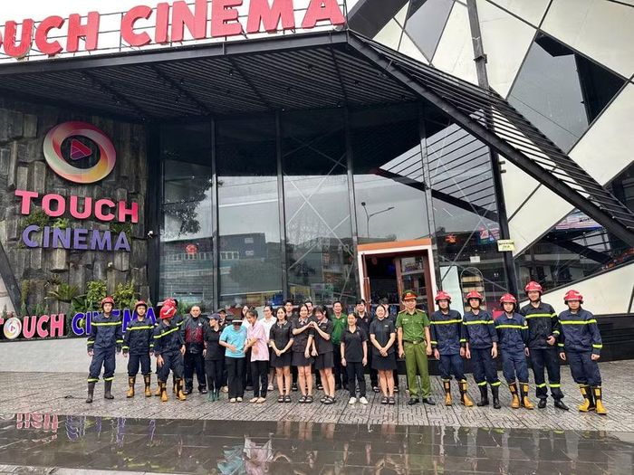 40 cán bộ, chiến sĩ Công an cùng nhân viên của Touch Cinema tham gia buổi thực tập. Ảnh: Văn Ngọc