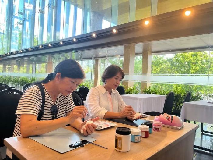  Các thành viên trải nghiệm vẽ mặt nạ hát bội. Ảnh: H.V 