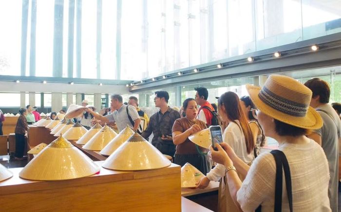  Các đoàn khảo sát khám phá về nón ngựa Phú Gia. Ảnh: H.V 
