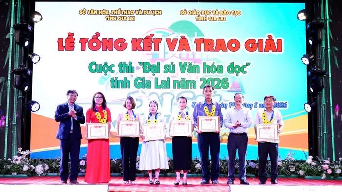  Ban Tổ chức trao giải tập thể cho các đơn vị tham gia cuộc thi "Đại sứ Văn hóa đọc" tỉnh Gia Lai năm 2026. Ảnh: Minh Trung 