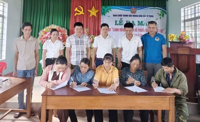  Các hộ dân ở làng Klếch ký cam kết không vứt chai lọ, bao bì thuốc bảo vệ thực vật bừa bãi trên đồng ruộng. Ảnh: N.S 