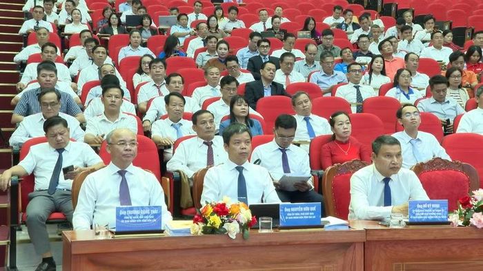  Phó Chủ tịch UBND tỉnh Gia Lai Nguyễn Hữu Quế (hàng đầu, ở giữa) tham dự hội nghị. Ảnh: Nhật Trường 