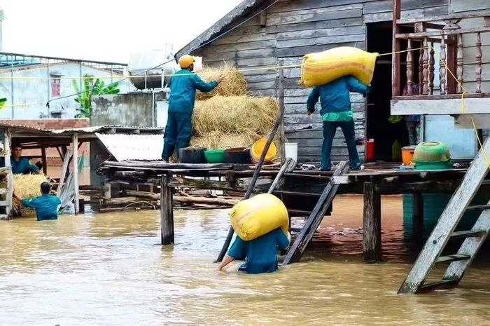  Lực lượng dân quân xã Ia Hiao hỗ trợ người dân di dời tài sản, đảm an toàn cho người dân trong mùa mưa lũ. Ảnh: M.P 