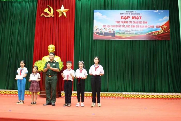  Trao thưởng cho các em học sinh đạt danh hiệu học sinh giỏi. Ảnh: Vĩnh Hoàng 