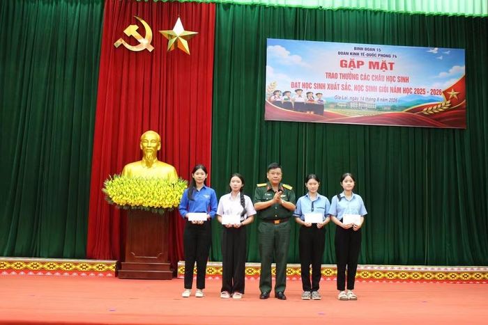  Bí thư Đảng ủy - Phó Đoàn trưởng Đoàn Kinh tế - Quốc phòng 74 trao thưởng cho các em học sinh. Ảnh: Vĩnh Hoàng 