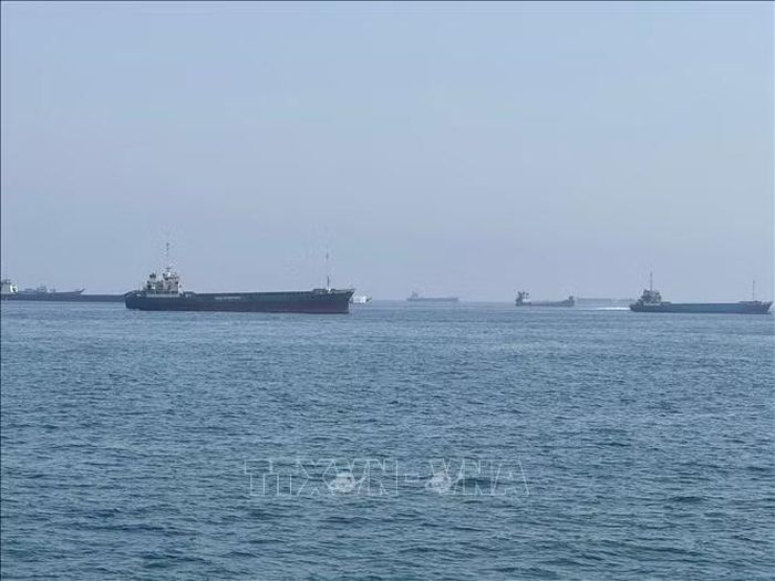  Tàu hàng mắc kẹt trên vùng biển qua Eo biển Hormuz, gần thị trấn Khasab, miền Bắc Oman ngày 29/5/2026. Ảnh: THX/TTXVN phát 