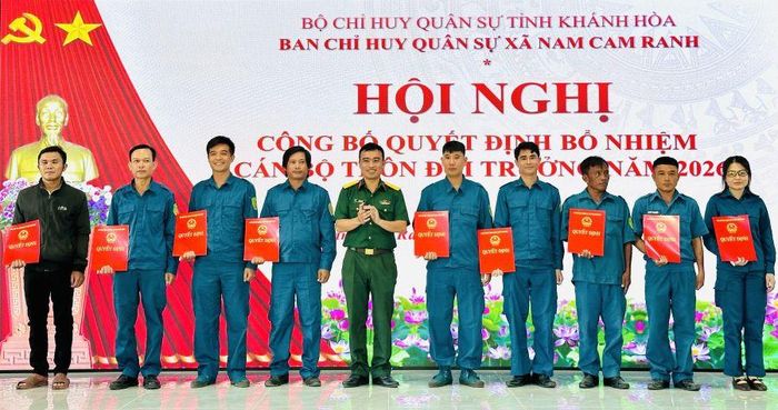 Lãnh đạo Ban Chỉ huy Quân sự xã trao quyết định bổ nhiệm 10 Thôn đội trưởng.