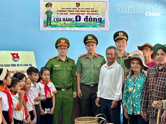Cán bộ, chiến sĩ Công an xã Công Hải chụp ảnh lưu niệm với người dân và học sinh tại “Cửa hàng 0 đồng”.